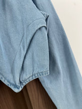 Cargar imagen en el visor de la galería, Cropped Denim Jacket
